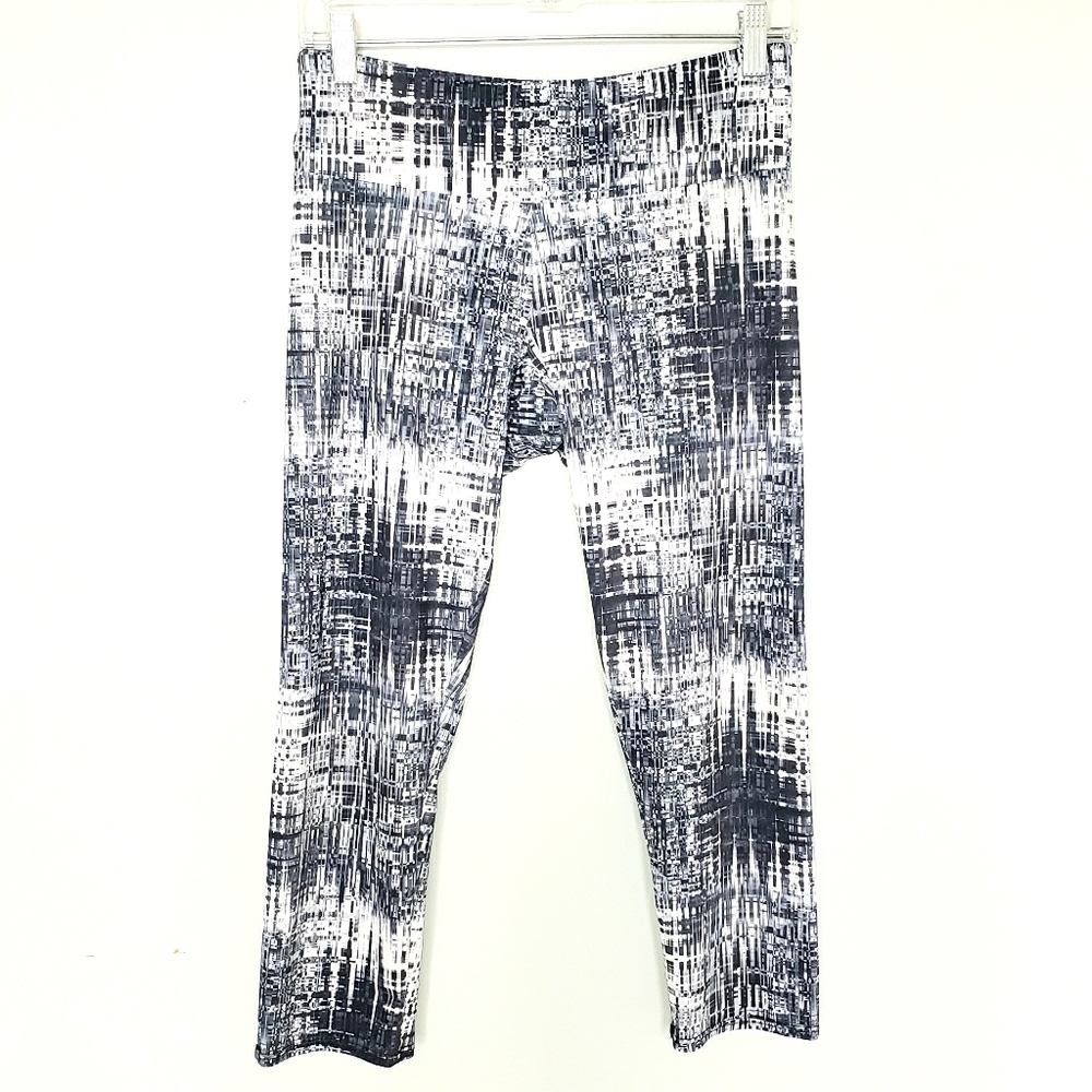 Onzie pixel print capri crop leggings M/L